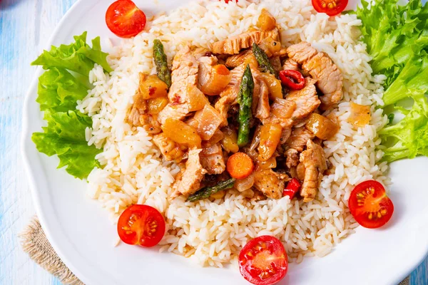 Pavo fricassee sobre arroz con espárragos y pimentón —  Fotos de Stock