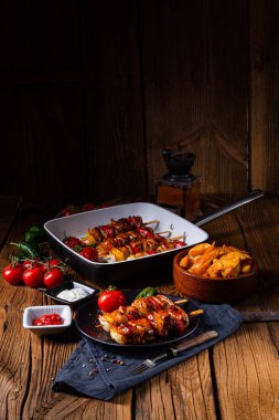 etli ve sebzeli marine edilmiş kebap şişleri.