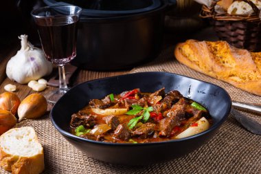 Biber ve soğanlı klasik sığır kebabı.