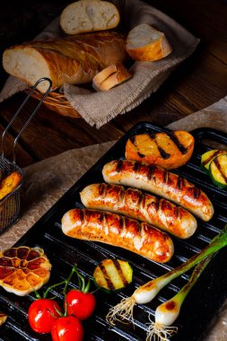 Çeşitli ızgara sebzelerle ızgara sosis