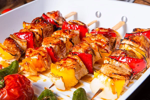 Pinchos de kebab marinado con carne y verduras — Foto de Stock