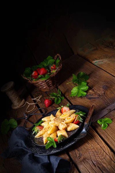 Kopytka - patatesli börek ve çilek.