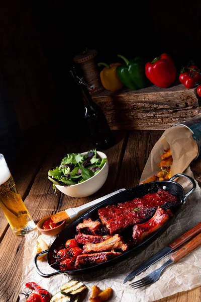 Grillade revben i kryddig marinad med sallad och grönsaker — Stockfoto