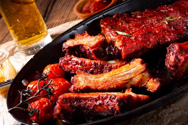 Grilled ribs in spicy marinade with salad and vegetables — Stock Photo, Image