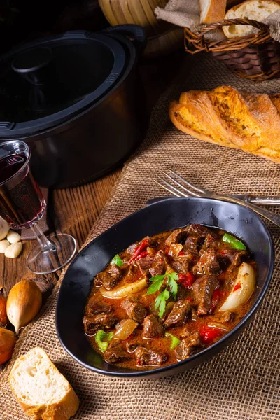 Klassisches Rindergulasch mit Paprika und Zwiebeln — Stockfoto