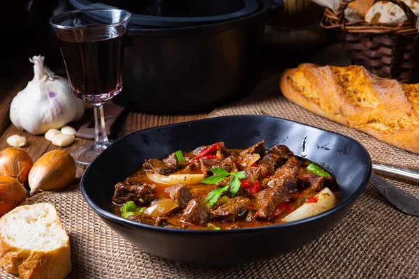 Gulash clásico de ternera con pimientos y cebollas — Foto de Stock