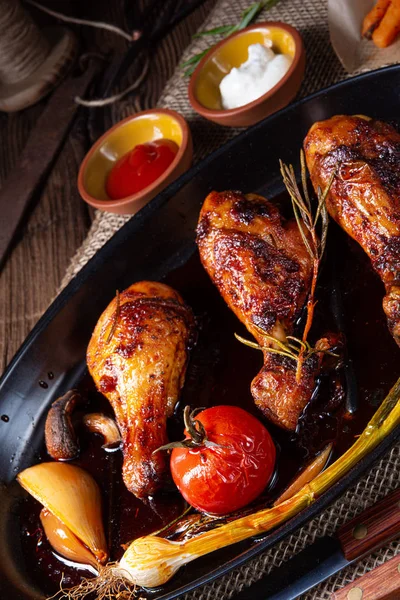 Gegrilde kippenpoten in barbecue marinade met zoete aardappelen — Stockfoto