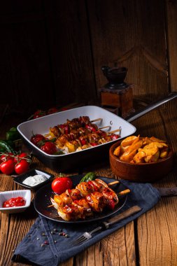 etli ve sebzeli marine edilmiş kebap şişleri.