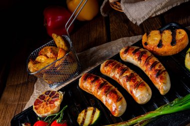 Çeşitli ızgara sebzelerle ızgara sosis