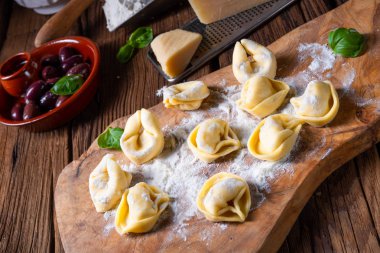 Peynir ve biberli lezzetli tortellini di formaggio.