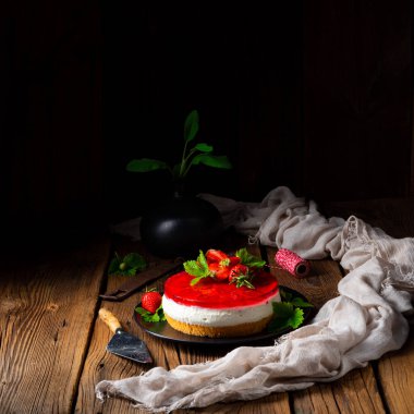 Çilekli kremalı turta.