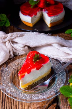 Bisküvi bazlı lezzetli çilekli krem peynirli turta.