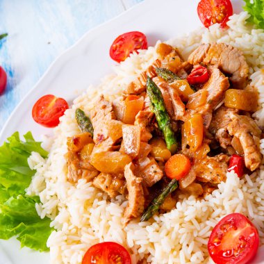 Pirinç, kuşkonmaz ve kırmızı biberli hindi yahnisi.