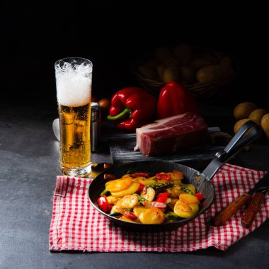 Kızarmış patates, füme pastırma, yeşil kuşkonmaz ve kırmızı biber..