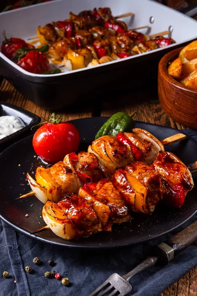 Pinchos de kebab marinado con carne y verduras —  Fotos de Stock