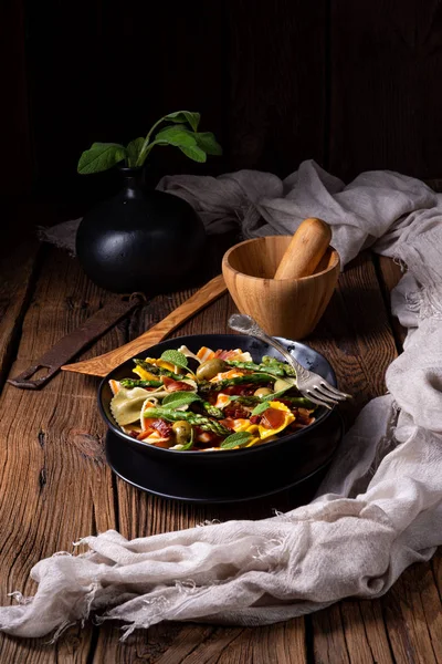 Ensalada de pasta con espárragos verdes, aceitunas y jamón de parma —  Fotos de Stock