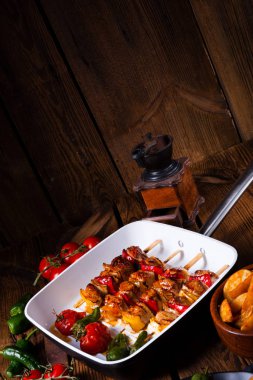 etli ve sebzeli marine edilmiş kebap şişleri.