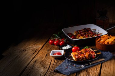 etli ve sebzeli marine edilmiş kebap şişleri.