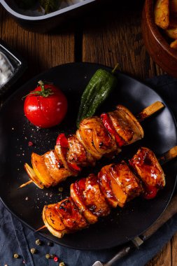 etli ve sebzeli marine edilmiş kebap şişleri.