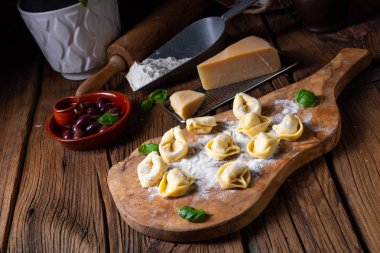 Peynir ve biberli lezzetli tortellini di formaggio.