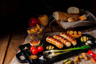 Çeşitli ızgara sebzelerle ızgara sosis