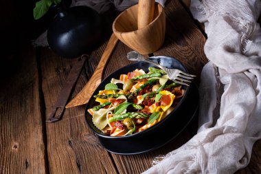 Yeşil kuşkonmaz, zeytin ve jambonlu makarna salatası.