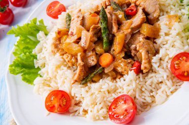 Pirinç, kuşkonmaz ve kırmızı biberli hindi yahnisi.