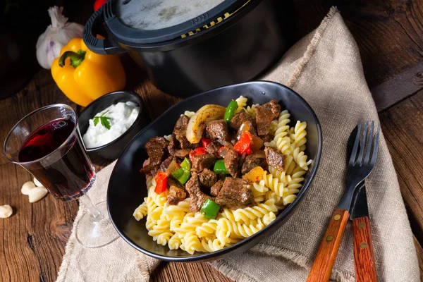 Fussilinudel mit klaschise scharfem Gulasch und Paprika — Stockfoto