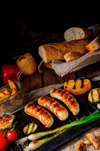 Deliciosa salsicha grelhada com vários legumes grelhados — Fotografia de Stock