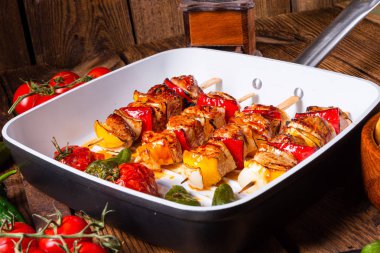 etli ve sebzeli marine edilmiş kebap şişleri.