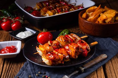 etli ve sebzeli marine edilmiş kebap şişleri.