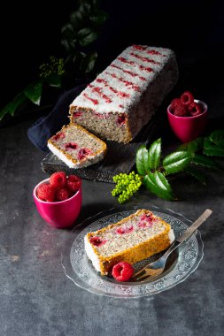 haşhaş tohumu kek Ahududu ve rendelenmiş hindistan cevizi