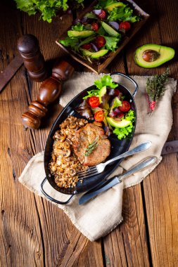 Mantarlı biftek, karabuğday ve mango salatası.