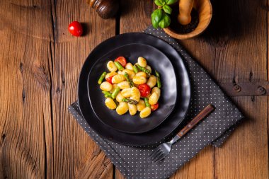 Kızarmış kuşkonmaz ve domatesli gevrek gnocchi.