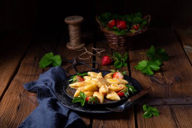 Kopytka - patatesli börek ve çilek.