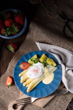 Yumurta ve patatesle pişirilmiş kuşkonmaz.