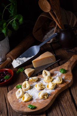 Peynir ve biberli lezzetli tortellini di formaggio.