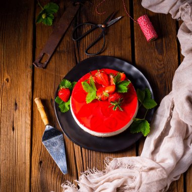 Çilekli kremalı turta.