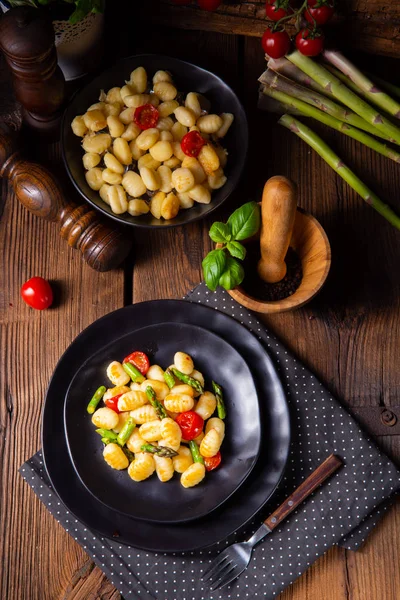 Gnocchis croustillants aux asperges rôties et tomates — Photo