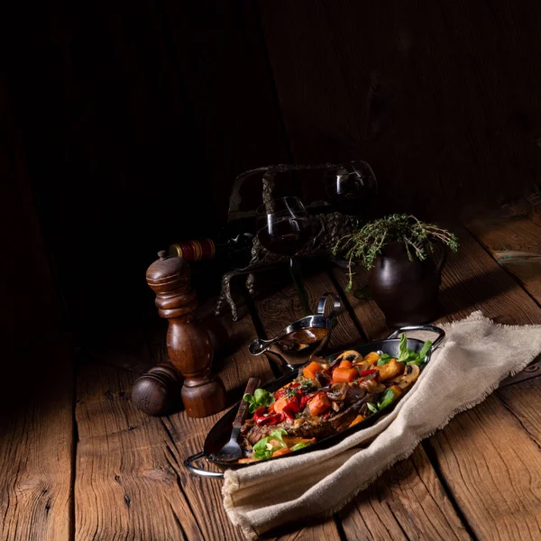 Tender beef topped with various vegetables — Stock Photo, Image