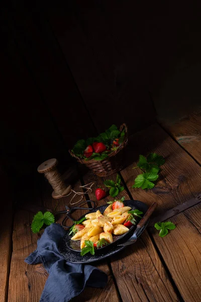 Kopytka - polnische Kartoffelknödel mit Erdbeeren — Stockfoto