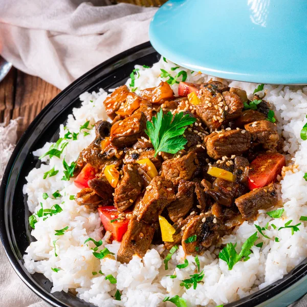 쌀 파프리카와 참깨를 곁들인 타진 쇠고기 스튜 — 스톡 사진