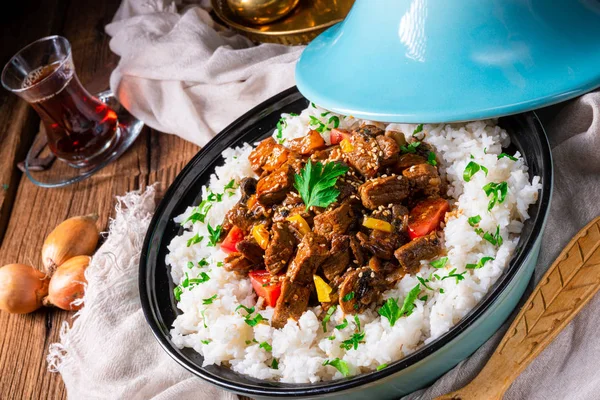 Kırmızı biber ve susamlı Tajin sığır eti güveci.