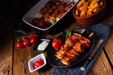 etli ve sebzeli marine edilmiş kebap şişleri.