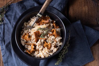 Kaszotto, mantarlı arpa tarlasından yağlı risotto.