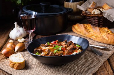 Biber ve soğanlı klasik sığır kebabı.