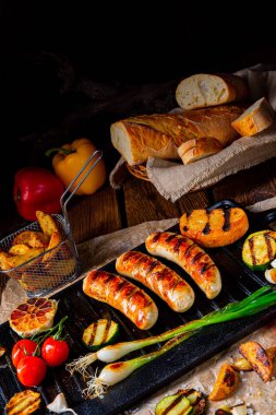 Çeşitli ızgara sebzelerle ızgara sosis