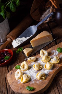 Peynir ve biberli lezzetli tortellini di formaggio.