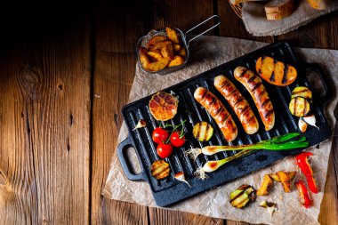 Çeşitli ızgara sebzelerle ızgara sosis
