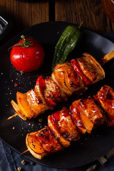 Marinated kebab skewers with meat and vegetables — Stock Photo, Image